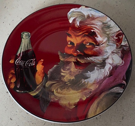 4033-1 € 10,00. coca cola aardewerk sierbord kerstman op rode achterrond.jpeg